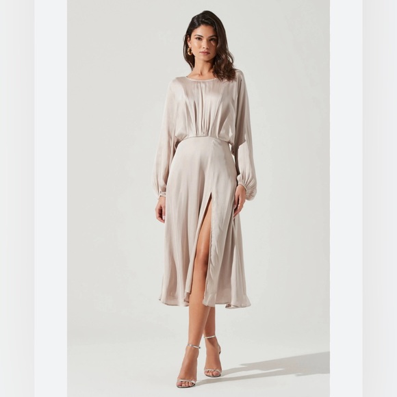 Astr Dresses & Skirts - 🆕ASTR the Label Marin Dolman Sleeve Dress